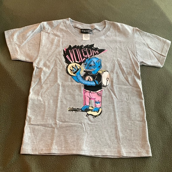 NWT Boys Volcom heather gray printed tee shirt. Size Medium (5). - Picture 1 of 6